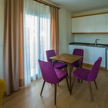 Clementin Suits Apartahotel *